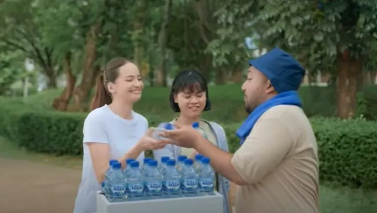 Cuplikan iklan Aqua dengan Zie sebagai talent