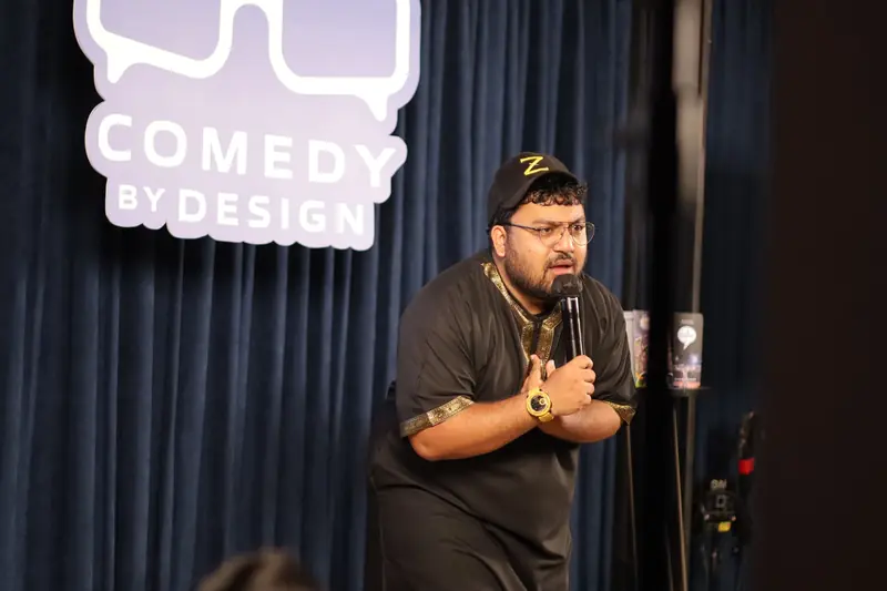Zie membawakan stand-up di panggung Comedy by Design
