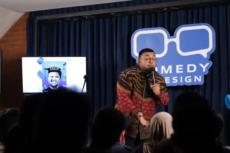 Zie di atas panggung stand-up comedy